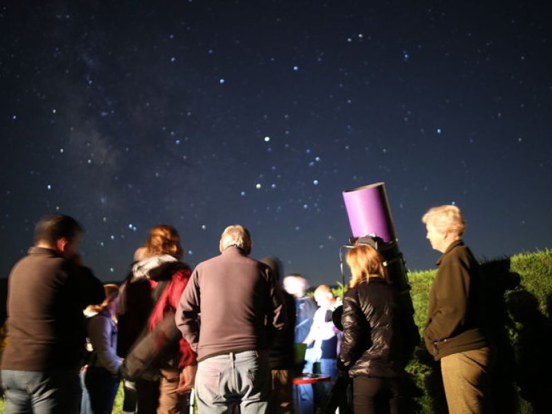 Observación astronómica en el destino starlight Alberche Pinares