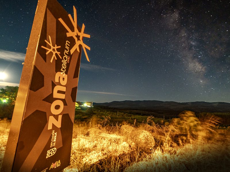 La Marca Stellarium Ávila en el totem de Hoyos del Espino